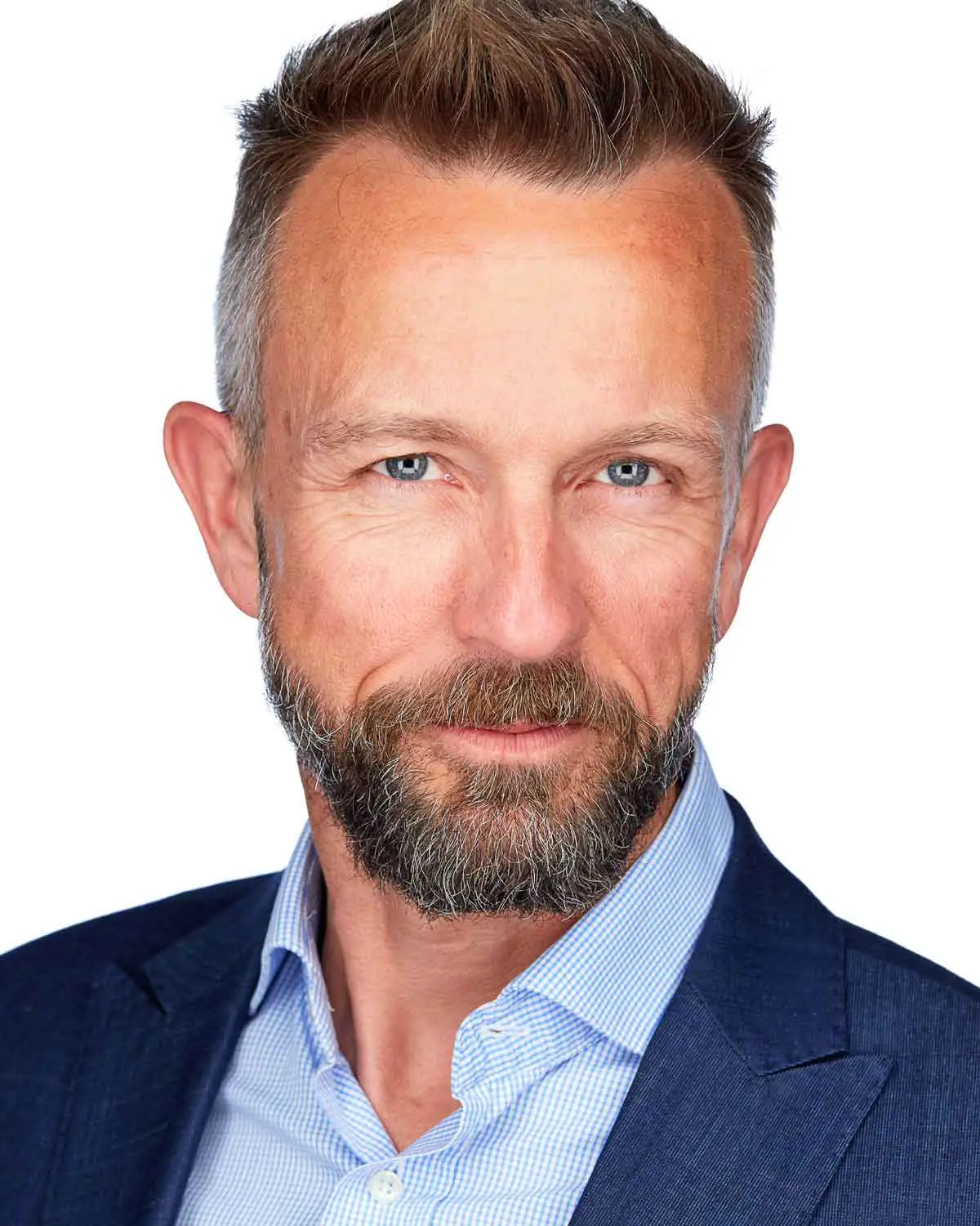 Portrait professionnel homme en costume sur fond clair