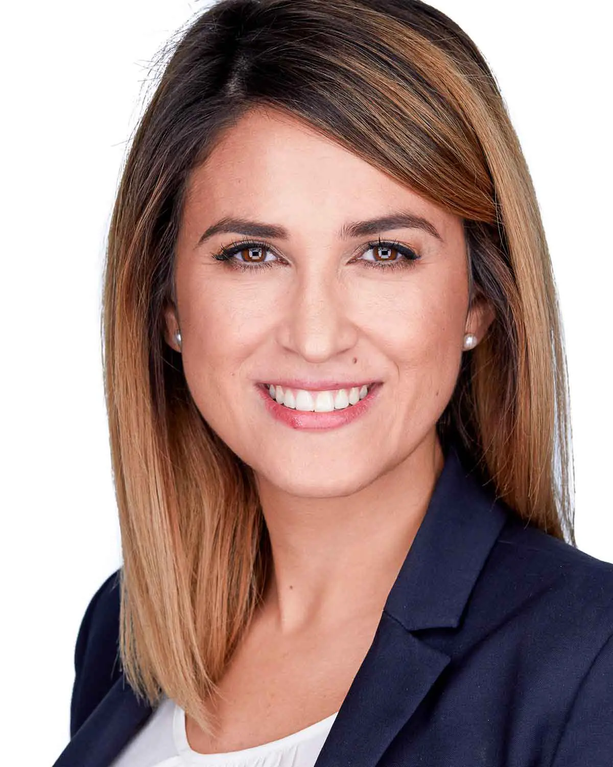 Portrait professionnel femme sur fond clair pour profil LinkedIn