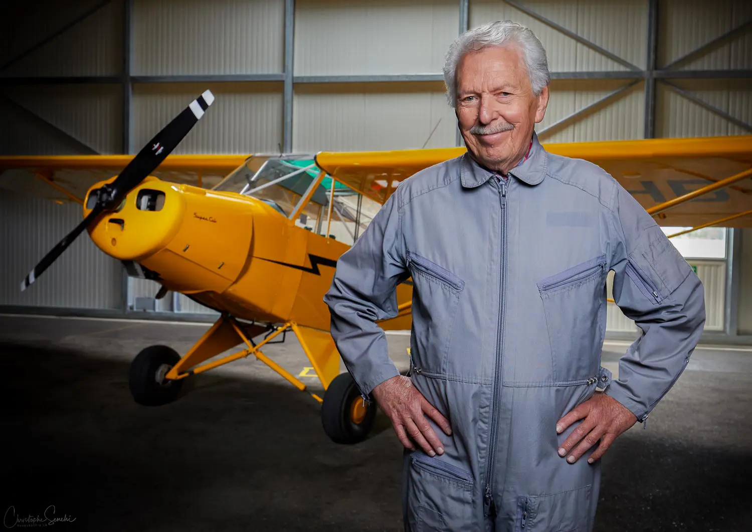 Portrait éditorial réalisé en situation dans un hangar