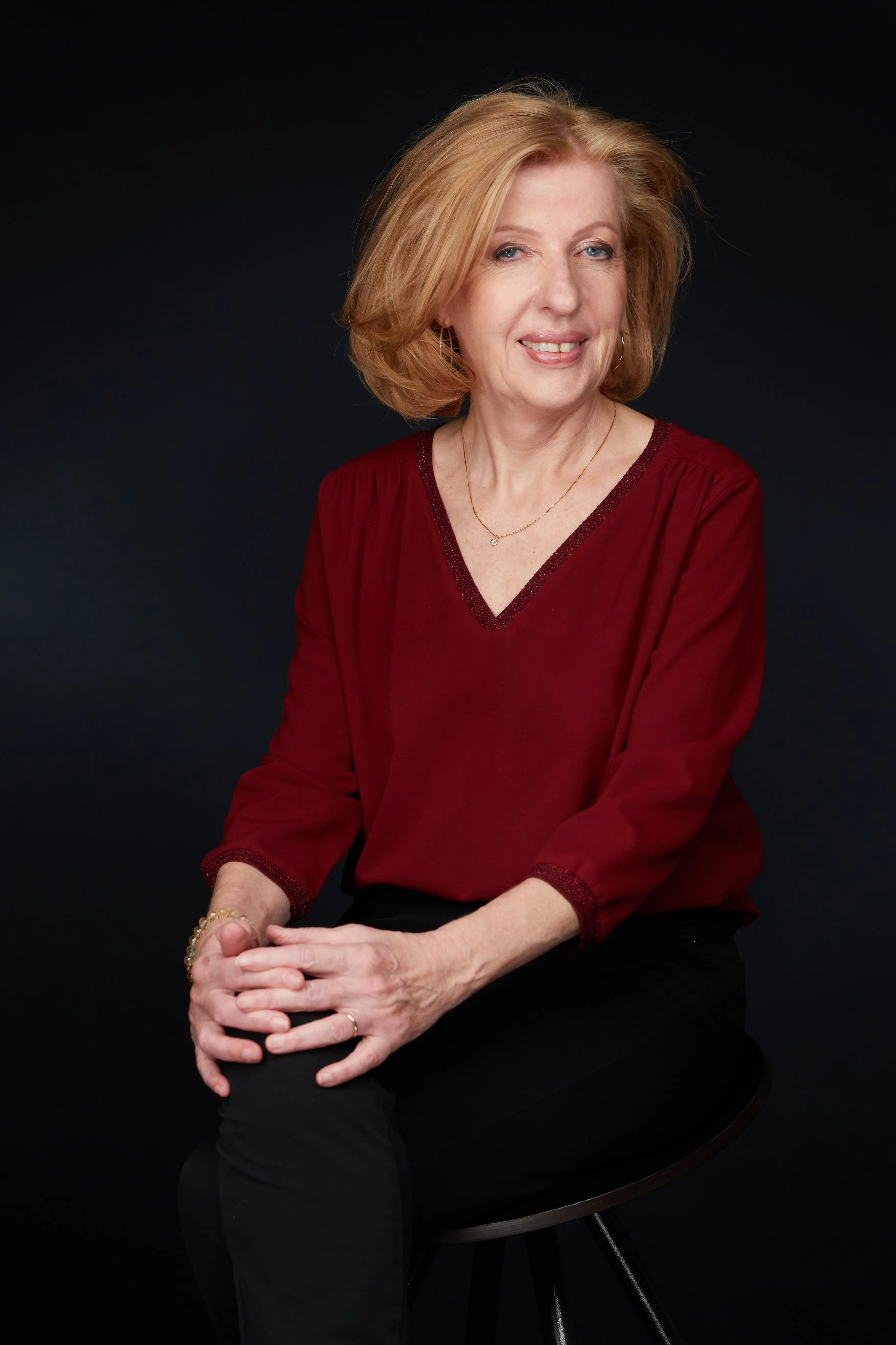 Portrait éditorial femme sur fond sombre