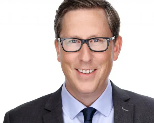 Portrait homme sur fond clair pour CV et LinkedIn