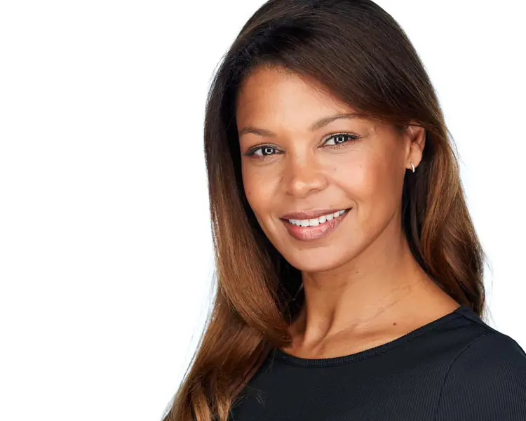 Portrait professionnel femme sur fond clair pour photo CV